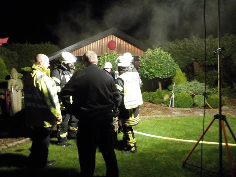 Schiffdorf: In Friedheim steht eine Gartenlaube in Flammen Die Ortsfeuerwehr Schiffdorf hatte in der Nacht zu Mittwoch in Friedheim gut zu tun.