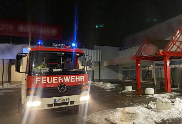 Spaden: Feuerwehr kümmert sich um Wasserschaden Feuerwehreinsatz im Gewerbegebiet Spaden.