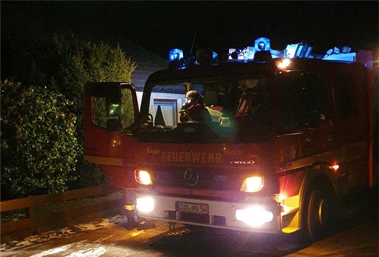 Wasserschaden in Schiffdorf: Feuerwehr pumpt Wasser ab Die Ortsfeuerwehr Wehdel an der Einsatzstelle in Sellstedt.