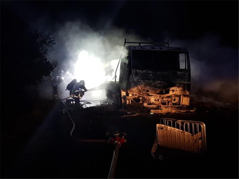 Lkw brennt in Hahnenknoop komplett aus Die Ortsfeuerwehren sind in der Nacht zu Dienstag zu einem Lkw-Brand in Hahnenknoop gerufen worden.