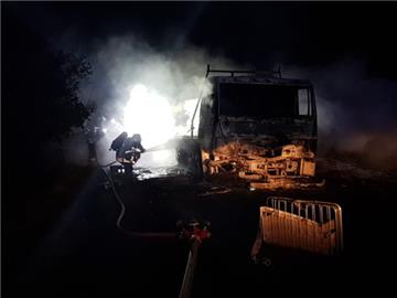 Die Ortsfeuerwehren sind in der Nacht zu Dienstag zu einem Lkw-Brand in Hahnenknoop gerufen worden. 