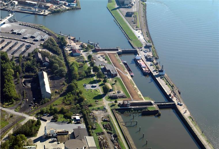 Bremen: Künstliche Intelligenz für Schleuse Die Oslebshauser Schleuse im Bremer Industriehafen.