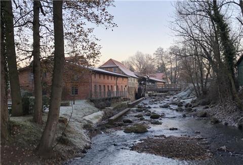 Das Foto zeigt die Oste bei der Wassermühle in Sittensen. 