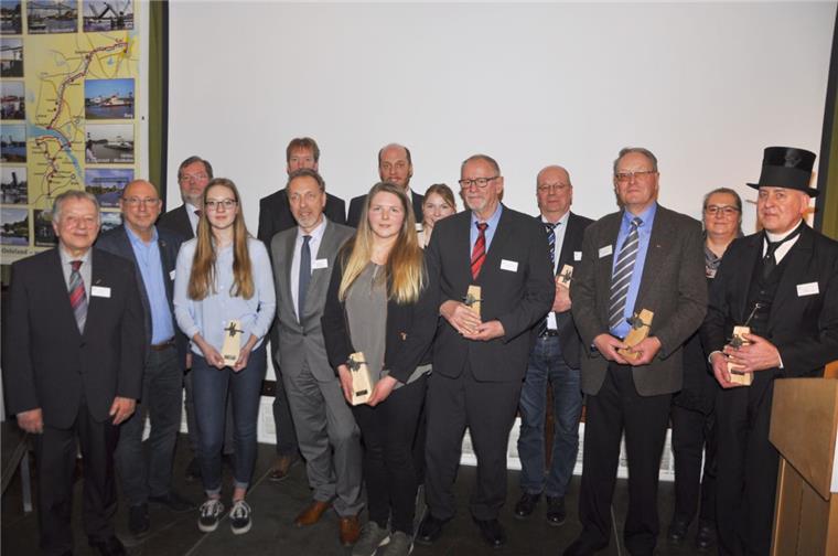 Zwei "Goldene Hechte" gehen in den Landkreis Rotenburg Die Osteland-Vertreter und die Sponsoren im Hintergrund präsentieren die Preisträger, denen in Elm der „Goldene Hecht“ überreicht wurde (vorne von rechts): Frank Auf dem Felde, Ewald Sölter, Andreas Schwanholt, Heiko Völker, Laura Martin, Wolfgang Haack und Marina Ibs von Seth. Es fehlt Preisträger Dirk Ludewig. Links: Osteland-Vorsitzender Claus List.