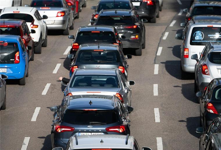 Osterferien: An diesen Tagen ist mit Staus zu rechnen Stau auf einer mehrspurigen Autobahn