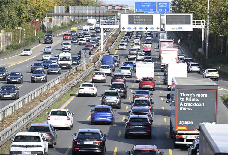 Oster-Chaos auf den Straßen: ADAC warnt vor Staus Viele Autos stehen in einem Stau