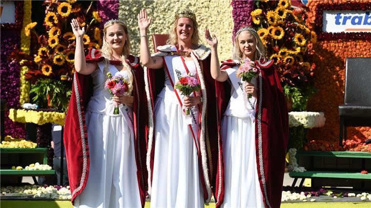 Wiesmoor hat eine neue Blütenkönigin Die ostfriesische Blumenstadt Wiesmoor hat ein neues Blütenkönigshaus. Es besteht aus der Blütenkönigin und zwei Prinzessinnen.