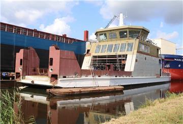 Die neue Fähre „Meine Fähre 1“ liegt an einer Werft in Groningen. 