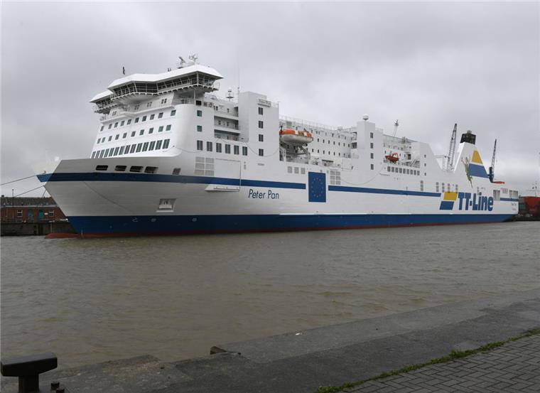 Die Ostseefähre "Peter Pan" wird Bremerhaven verlassen.