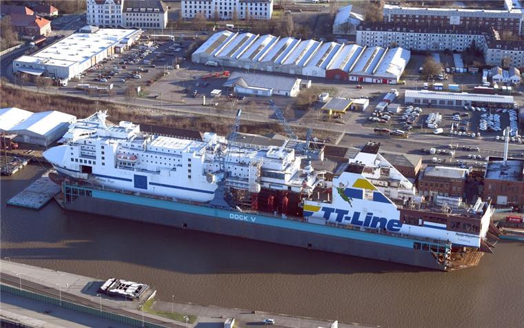 Ostseefähre "Peter Pan" bekommt jetzt neue Mittelsektion Die Ostseefähre "Peter Pan" wird zurzeit in Bremerhaven verlängert.