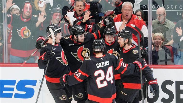 NHL: Stützle verhindert mit Ottawa frühes Playoff-Aus Die Ottawa Senators bejubeln Tim Stützles erstes Playoff-Tor.