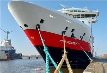 Ein Schiff liegt am Kai