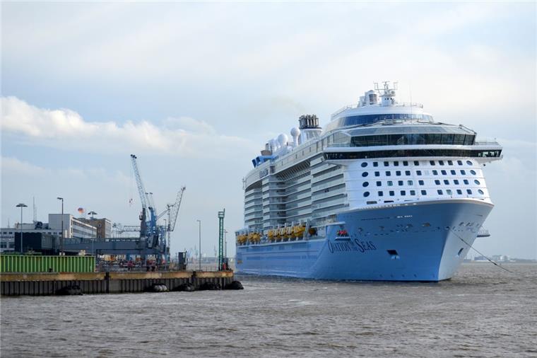 Die "Ovations of the Seas" muss noch einmal ins Dock Die "Ovation of the Seas" liegt seit Montagabend an der Columbuskaje. Foto Eckardt