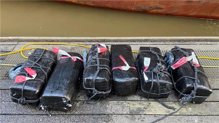 Verdacht auf Kokain-Schmuggel - Festnahmen im Braker Hafen Schwarze Päckchen mit Kokain, die im Braker Hafen sichergestellt wurden.