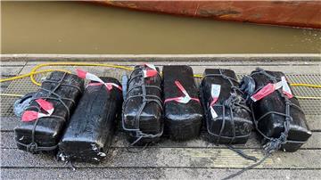 Schwarze Päckchen mit Kokain, die im Braker Hafen sichergestellt wurden.