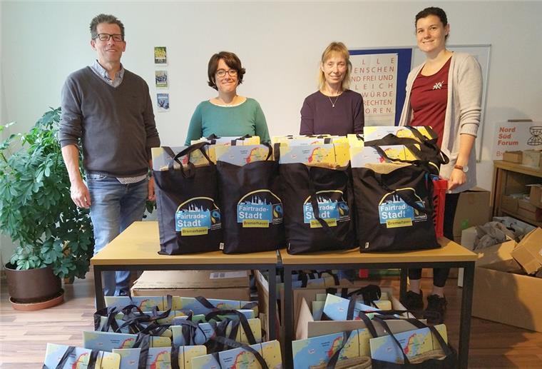 Wie in Bremerhaven der Weltkindertag gefeiert wird Die Pakete für die Kirchenkreis-Kitas zusammengestellt haben (von links): Diakon Andreas Hagedorn, Stephanie Klotz und Kerstin Ulke (Nord-Süd-Forum Bremerhaven) sowie Diakonin Pia-Janika Jarchow.