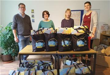 Die Pakete für die Kirchenkreis-Kitas zusammengestellt haben (von links): Diakon Andreas Hagedorn, Stephanie Klotz und Kerstin Ulke (Nord-Süd-Forum Bremerhaven) sowie Diakonin Pia-Janika Jarchow.