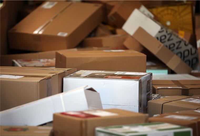 Lösungen auch für Bremerhavener Paketboten Die Paketflut wird weiter zunehmen. Doch wie kann eine klimaneutrale Auslieferung aussehen? Das war eine der Fragen bei den Transportwesentagen in Bremerhaven. Foto: Oliver Berg/dpa