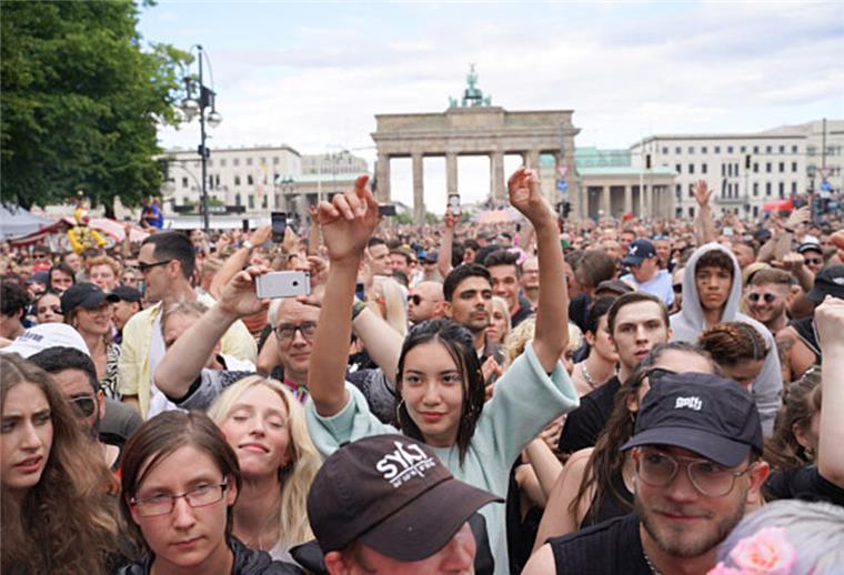 So heiß war „Rave The Planet" in Berlin Die Parade zieht auch am Brandenburger Tor vorbei.