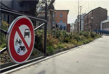 Am Eingang einer Fußgehstraße im Pariser Norden weist ein Schild darauf hin, dass Autos und Motorräder hier nicht fahren dürfen. Die Pariser konnten entscheiden, ob 500 Straßen künftig für Autos gesperrt werden sollen. (zu dpa: «Pariser wollen Hunderte Straßen für Autos dicht machen»)