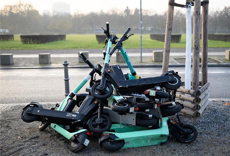 Polizeigewerkschaft will strengere Regeln und hohe Bußgelder für E-Scooter E-Scooter liegen auf der Straße