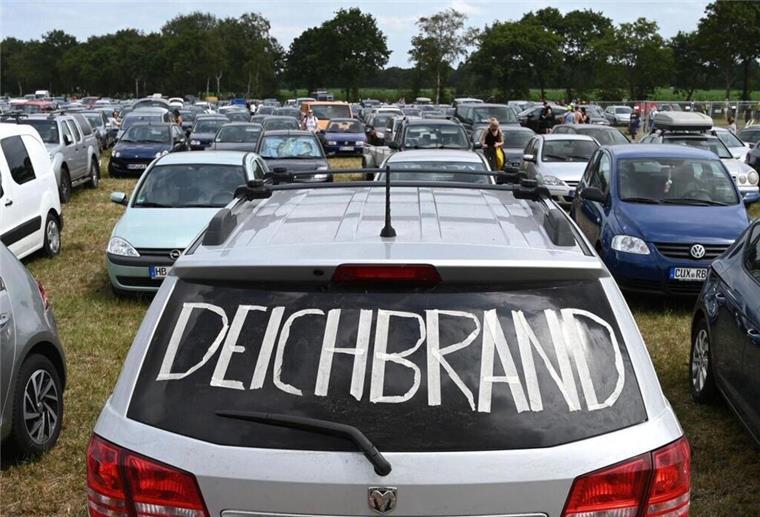 Ein Auto mit einem Deichbrand-Schriftzug.
