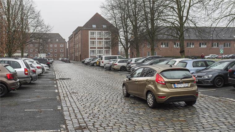 Diese Parkplätze in Bremerhaven werden kostenpflichtig - Und das sorgt für Ärger Ein Auto fährt auf die Parkplätze beim Magistrat in Bremerhaven. Bald sollen die Parkplätze kostenpflichtig werden.