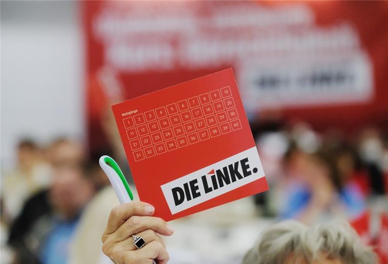 „Selbstzerstörerische Tendenz“: Analyse rechnet mit der Linken ab Eine Delegierte des Landesparteitages der Partei Die Linke in Sachsen hält ihre Stimmkarte in die Höhe.