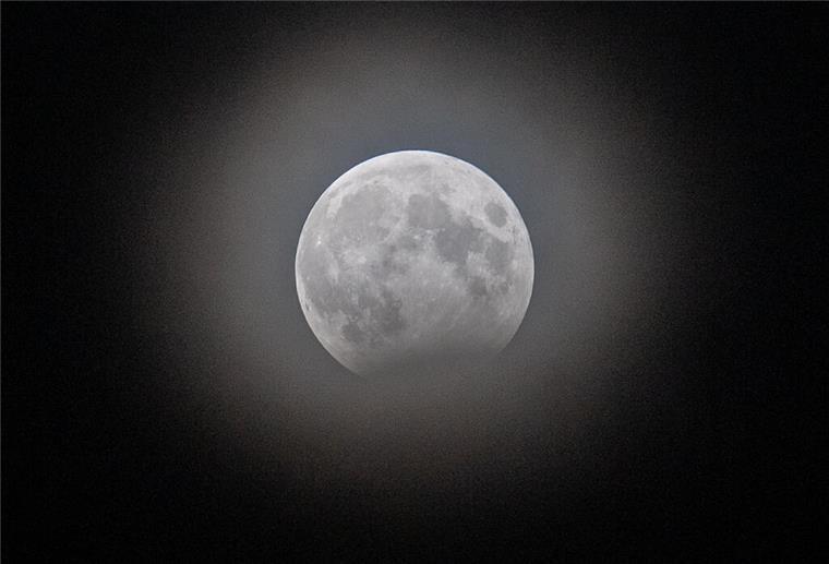 Die partielle Mondfinsternis in Speckenbüttel aufgenommen.