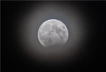Die partielle Mondfinsternis in Speckenbüttel aufgenommen.