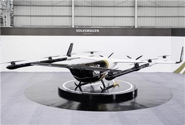 Die Passagierdrohne V.MO bei ihrer Vorstellung in China. Das Flugtaxi, das von VW den Spitznamen «Fliegender Tiger» bekommen hat, verfügt über acht Rotoren für den Auftrieb und zwei weitere Propeller für den horizontalen Flug.