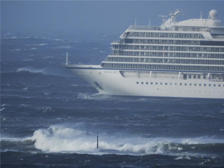 "Viking Sky" nimmt Kurs auf Molde Die Passagiere an Bord der "Viking Sky" erleben dramatische Stunden.