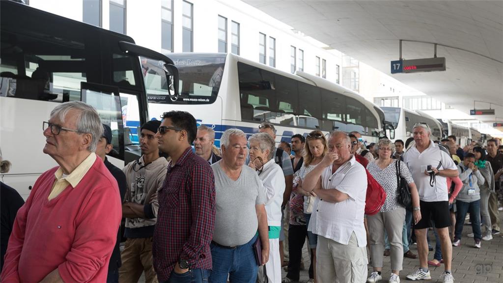 Die Passagiere der &quot;Costa Magica&quot; wollen Bremerhaven erkunden.