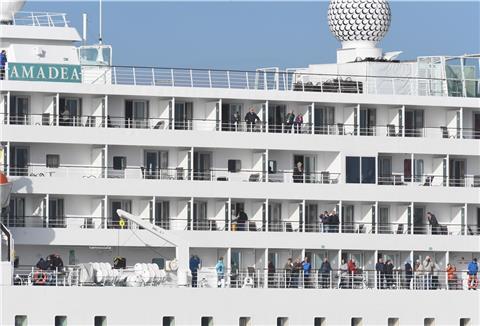 Die Passagiere verfolgen das Anlegemanöver bei herrlichem Wetter am Morgen von der Reling. Wie sehr sich das Leben an Land verändert hat, erleben sie erst beim Auschecken. Foto: Scheer