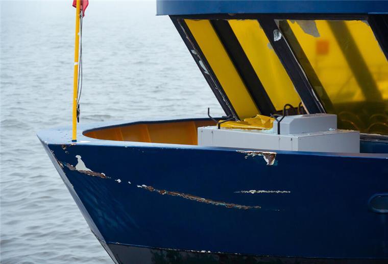 Unfall auf der Elbe - Schubverband rammt Fähre Schäden an der Fähre, die am Anleger Dockland festgemacht hat.