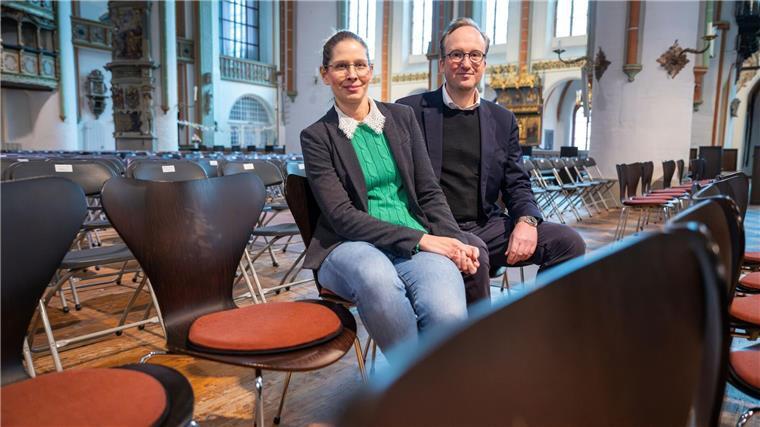 Fachkräftemangel in Kirchen - mehr Pastoren-Paare Die Pastoren Dorothea und Diederik Noordveld sitzen zusammen in der St. Johanniskirche.