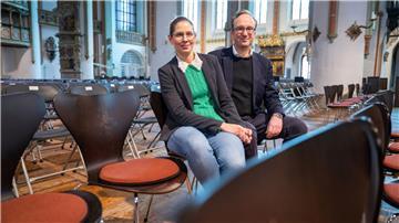 Die Pastoren Dorothea und Diederik Noordveld sitzen zusammen in der St. Johanniskirche.