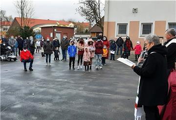 Die Pastoren Heike Boelmann-Derra und Karl Jasbinschek (ganz rechts) bei einer von mehreren Freiluft-Gottesdiensten im vergangenen Jahr, hier auf dem Schulhof der St.-Willehad-Schule.