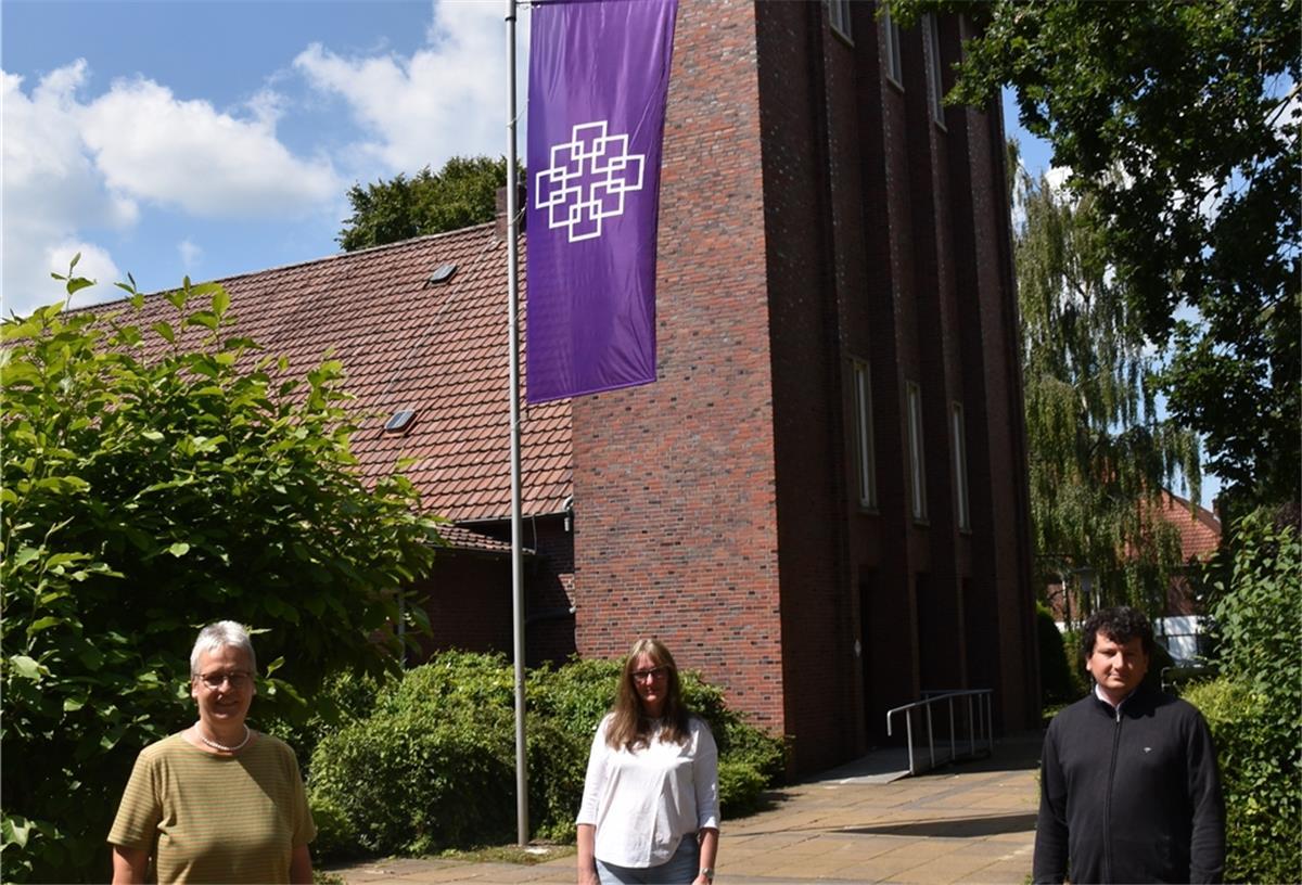 Die Pastoren (von links) Heike Boelmann-Derra, Christiane Wittrock und Christopher Iven von der evangelisch-lutherischen Kirchengemeinde Nordenham bieten wieder vermehrt Angebote an.