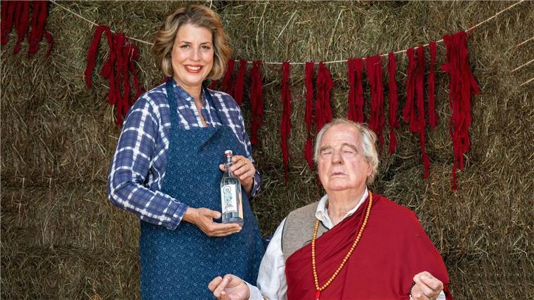 Wunder über Wiesenried: „Zimmer mit Stall“ Die Pensionswirtin Sophie (Elena Uhlig) und ihr Stallbewohner Barthl (Friedrich von Thun) leben gemeinsam auf einem Hof in Bayern.