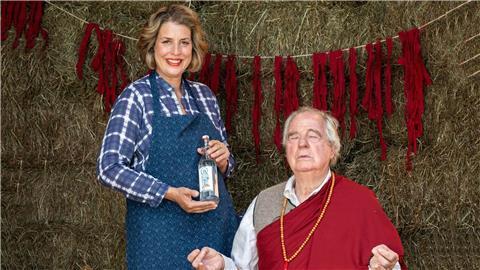 Die Pensionswirtin Sophie (Elena Uhlig) und ihr Stallbewohner Barthl (Friedrich von Thun) leben gemeinsam auf einem Hof in Bayern.
