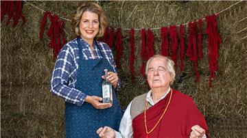 Die Pensionswirtin Sophie (Elena Uhlig) und ihr Stallbewohner Barthl (Friedrich von Thun) leben gemeinsam auf einem Hof in Bayern.