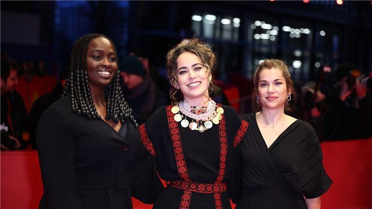 Berlinale-Gala: Ruf gegen Nazi-Film und „mordende Bastarde“ Die Perspectives-Jury: Aïssa Maïga (l-r), Meryam Joobeur und María Zamora.