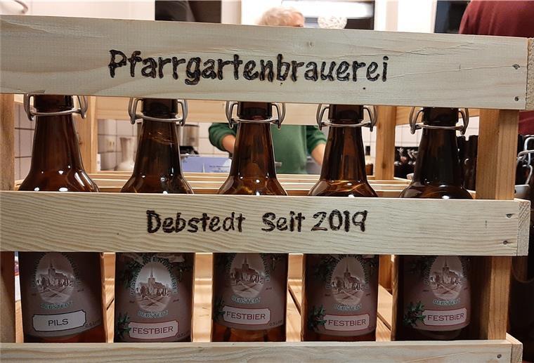 In Debstedt gibt es süffiges „Pfarrgartenbräu“ Bierflaschen in einer Kiste.