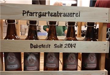 Bierflaschen in einer Kiste.