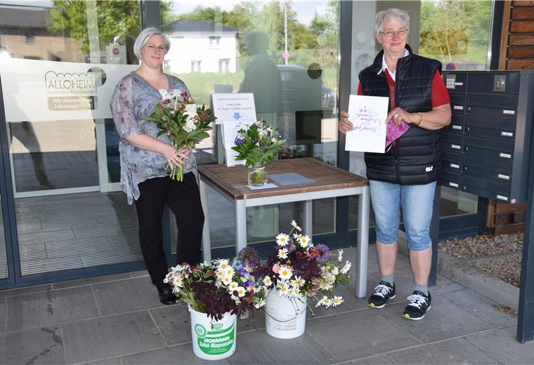 Landfrauen schenken Heimbewohnern Blumensträuße Die Pflegedienstleiterin von Haus Tongern, Tina Wessels (links), nahm die Blumensträuße von Helga Cornelius vom Landfrauenverein Abbehausen entgegen.