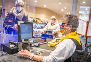 Die Pflicht eine Maske beim Einkaufen zu tragen gibt es zwar nicht mehr, aber viele Händler empfehlen ihren Kunden, ihr Gesicht weiterhin zu verdecken. Ilona Tetzlaff der Nordenham Marketing und Touristik verteilt das Plakat mit dem Kunden auf die Bitte der Gesichtsverdeckung hingewiesen werden.