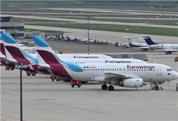 Maschinen der Fluggesellschaft Eurowings stehen in Stuttgart geparkt auf dem Vorfeld. 