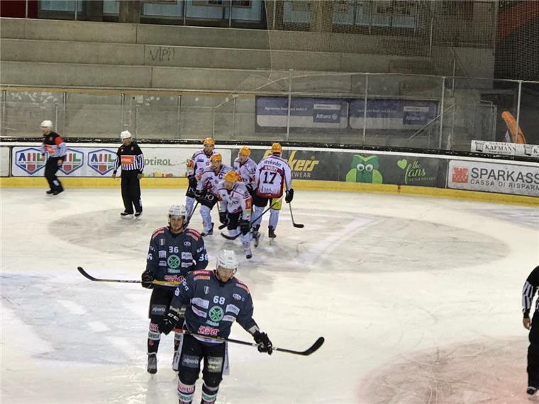Pinguins gewinnen gegen Ritten das kleine Finale Die Pinguins bejubeln das 1:0 gegen Rittner Buam.