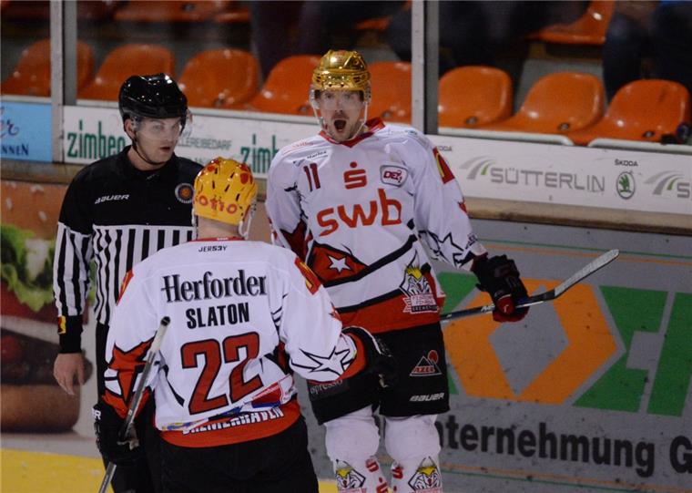 Die Pinguins bejubeln ihren Sieg.